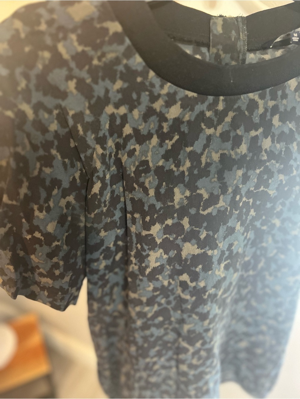 Madewell Medium Silk Front Row Tee in Ink Spot Leopard Blouse Top Shirt - Picture 9 of 13